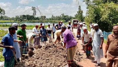 রাজারহাটে স্বেচ্ছাশ্রমে জামায়াতের রাস্তা মেরামত