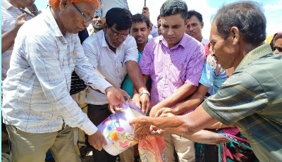 দৌলতপুরের চরাঞ্চলে বানভাসী মানুষের মাঝে চিলমারীর জনপ্রতিনিধিরা
