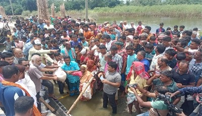 দৌলতপুরে বন্যায় ক্ষতিগ্রস্থ পরিবারের মাঝে উপজেলা বিএনপির খাদ্য সামগ্রী বিতরণ