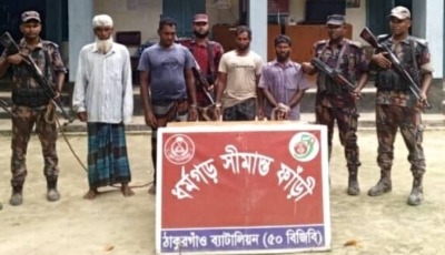 রাণীশংকৈল সীমান্তে ভারতের অভ্যন্তরে ঘাস কাটতে গিয়ে বিজিবির হাতে আটক -৪