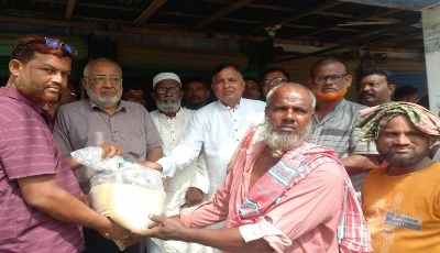 দৌলতপুরের রামকৃষ্ণপুর ইউনিয়নে বানভাসি পরিবারের মাঝে বিএনপির খাদ্য সামগ্রী বিতরণ 