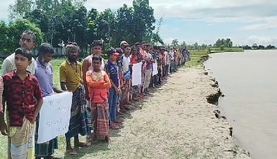 ফুলবাড়ীতে ধরলার ভাঙন প্রতিরোধে টেকসই বাঁধ নির্মাণের দাবিতে মানববন্ধন