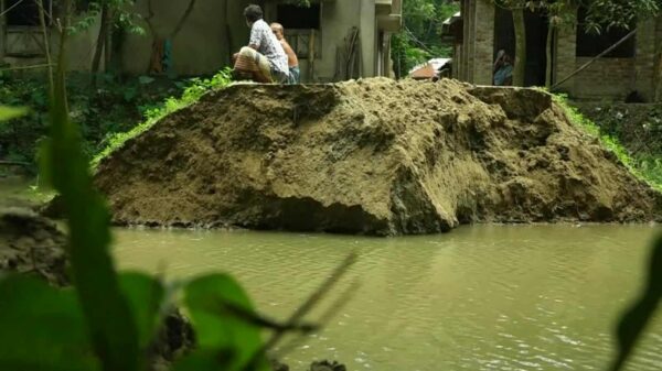 লোকালয়ে ঢুকছে পানি ভেঙে গেল নওগাঁর তালপাতিলা বেড়িবাঁধ