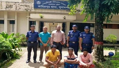 তাহিরপুরে অবৈধ বালু বোঝাই নৌকাসহ আটক ৩