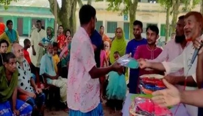 নীলফামারীতে অসহায় মানুষের মাঝে নতুন বস্ত্র বিতরণ