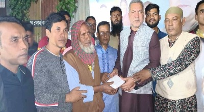 তারেক রহমানের জন্মদিনে নওগাঁয় দুঃস্থ মানুষের মাঝে খাবার বিতরণ