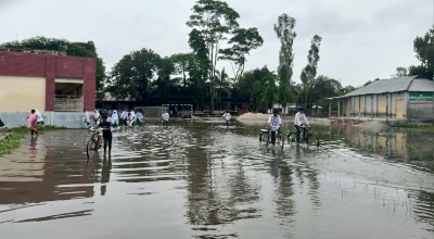 কাউনিয়ার নাজিরদহ একতা উচ্চ বিদ্যালয় মাঠে সামান্য বৃষ্টিতে হাঁটুপানি: শিক্ষক-শিক্ষার্থীদের দূর্ভোগ