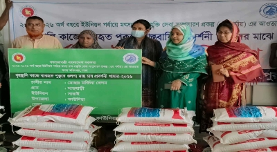কাউনিয়ায় মৎস্য চাষীদের গৃহস্থালি পুকুরের মালামাল ও পোনা মাছ বিতরণ