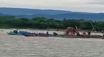 যাদুকাটা নদীতে অপ্রতিরোধ্য ড্রেজার মেশিন