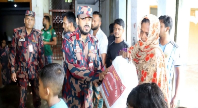 কাপ্তাইয়ে পাহাড়ধসে ক্ষতিগ্রস্তদের বিজিবির জরুরি ত্রাণ বিতরণ