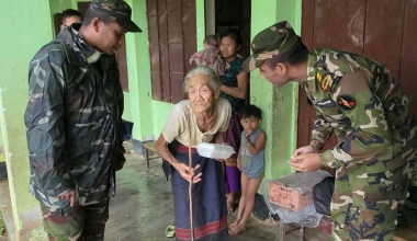 লংগদুতে বন্যাদুর্গতদের পাশে সেনাবাহিনী: আশ্রয়কেন্দ্রে খাদ্য ও পানি বিতরণ