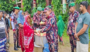 বাঘাইছড়িতে বন্যাকবলিত ৬ শতাধিক মানুষের পাশে মারিশ্যা জোন বিজিবি