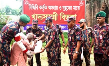 দৌলতপুর সীমান্তে দুস্থদের মাঝে বিজিবির খাদ্য সামগ্রী বিতরণ