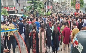 শিক্ষামন্ত্রীর পদত্যাগের দাবিসহ ৮ দফা দাবিতে মহাসড়ক অবরোধ