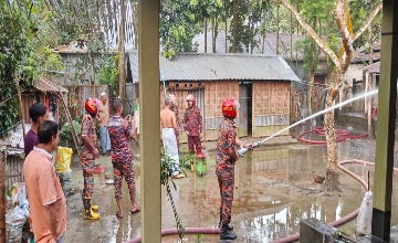 নাগেশ্বরীতে নিজ ঘরে আগুন: অস্ত্র হাতে যুবকের তাণ্ডবে আতঙ্ক