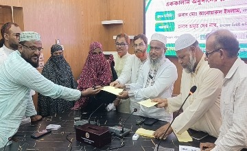 ভূরুঙ্গামারীতে অসহায়দের মাঝ চেক বিতরণ করলেন এমপি আনোয়ারুল