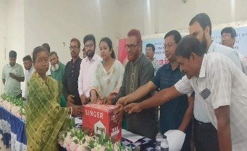 তাড়াশে সেলাই মেশিন বাইসাইকেল ও শিক্ষাবৃত্তি বিতরণ
