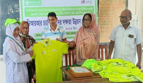 তাড়াশে দুঃস্থ ও অতিদরিদ্র ১০০ পরিবারের মাঝে চাল বিতরণ