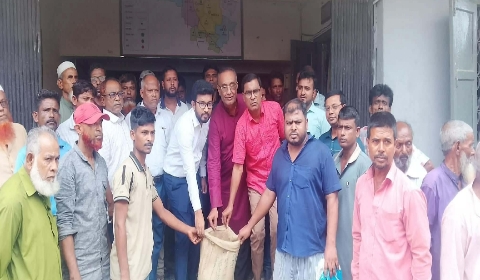 তাড়াশে দুঃস্থ ও অতিদরিদ্র ১০০ পরিবারের মাঝে চাল বিতরণ
