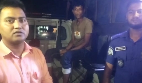 ভূরুঙ্গামারীতে ভ্রাম‍্যমান আদালতে মাদকসেবী যুবককে ১মাসের কারাদন্ড প্রদান করেছে। মাদকসেবী যুবক  মাদক সেবনের সময় জনতার হাতে আটক হন।