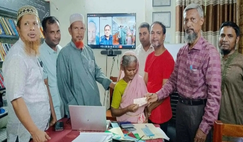 কাউনিয়ায় ক্ষতিগ্রস্ত ১০০ গ্রাহক পেলেন রাকুর আমানতের চেক