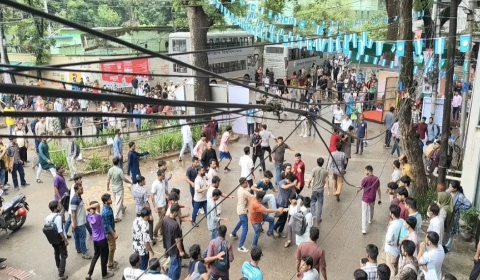 জবিতে ভিপি ও জিএসকে ক্যাম্পাস থেকে বের করে দিয়েছ