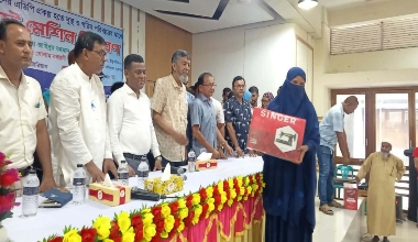 রাণীশংকৈলে ১২৬ অস্বচ্ছল নারীকে সেলাই মেশিন বিতরণ