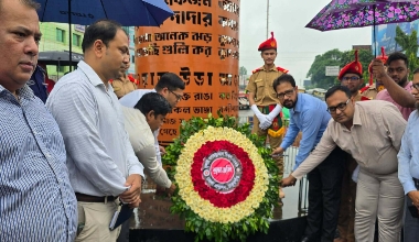ঠাকুরগাঁওয়ে বৃষ্টি উপেক্ষা করে জুলাই শহীদদের শ্রদ্ধাঞ্জলি নিবেদনে মানুষের ঢল